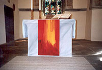 Altar mit rotem Parament