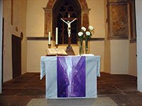 Altar mit violettem Parament