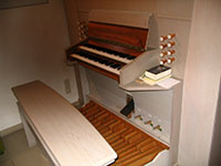 Spieltisch und Pedal der Orgel